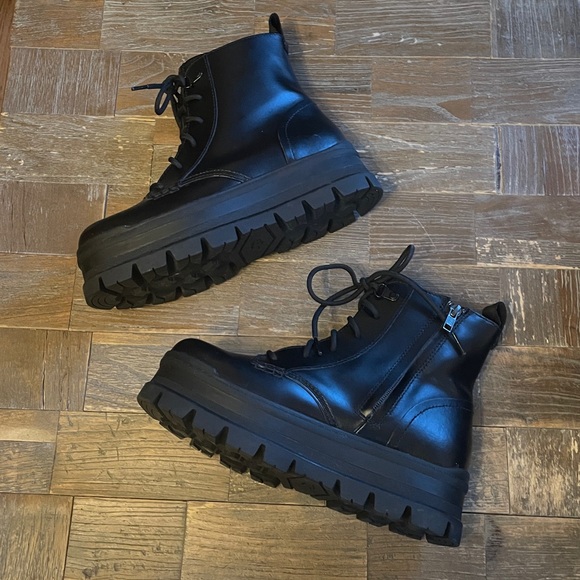 Ugg Sidnee Boots🖤 - Picture 12 of 15